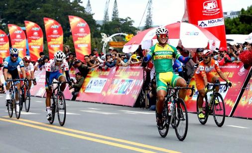 Erstes Duell der erfolgreichsten HTV-Cup-Etappenjäger: Tran Tuan Kiet schlägt Nguyen Tan Hoai (Foto: facebook.com/htvthethao)
