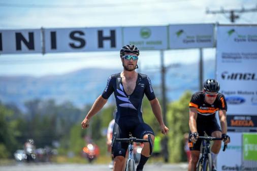 Regan Gough gewinnt den Sprint einer dreiköpfigen Ausreißergruppe (Foto: facebook.com/NZCycleClassic)