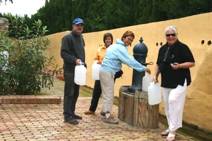 Peter, der Driver, der Paparazzi, der mit seinen charmanten Wassertrgerinnen in Gata de Gorgos