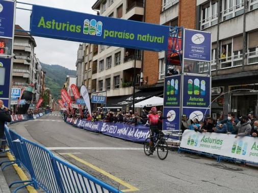 Nairo Quintana siegt als Solist auf der 1. Etappe der Vuelta Asturias (Foto: twitter.com/vueltasturias)