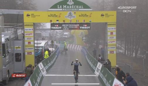 Michael Woods gewinnt die Knigsetappe der Tour de Romandie - im Hintergrund der gestrzte Geraint Thomas (Foto: twitter.com/TeamIsraelSUN)