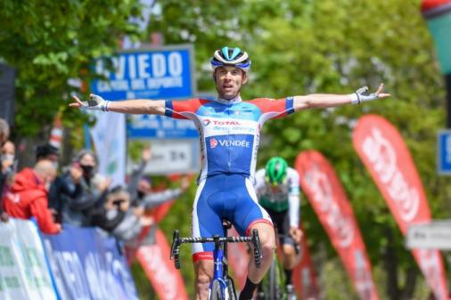 Pierre Latour feiert am Alto del Naranco seinen ersten Sieg seit 2016  (Foto: twitter.com/vueltasturias)
