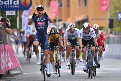 Tim Merlier schlägt Groenewegen, Sagan, Nizzolo und Viviani (v.l.n.r.) im ersten Giro-Massensprint (Foto: twitter.com/giroditalia)