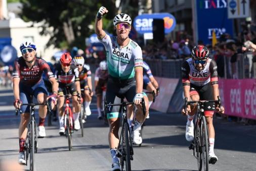 Peter Sagan feiert seinen Sieg vor Fernando Gaviria (rechts) und Davide Cimolai (links) (Foto: twitter.com/giroditalia)