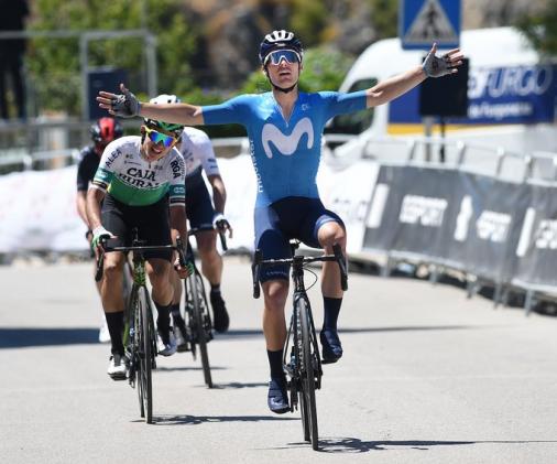 Gonzalo Serrano wiederholt seinen Etappensieg von 2020 bei der Vuelta a Andalucia (Foto: twitter.com/VCANDALUCIA)