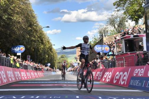 Der Schweizer Mauro Schmid schlägt den Italiener Alessandro Covi im Sprint um den Sieg auf der Strade-Bianche-Etappe (Foto: https://twitter.com/giroditalia)