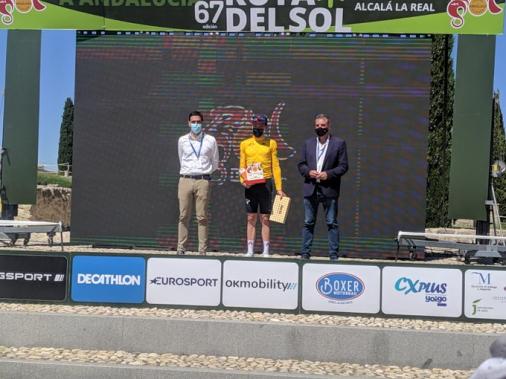 Ethan Hayter im Gelben Trikot nach seinem Etappensieg bei der Vuelta a Andalucia (Foto: twitter.com/VCANDALUCIA)