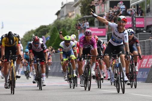 Giacomo Nizzolo gelingt bei seinem achten Giro d’Italia endlich der erste Etappensieg (Foto: twitter.com/giroditalia)