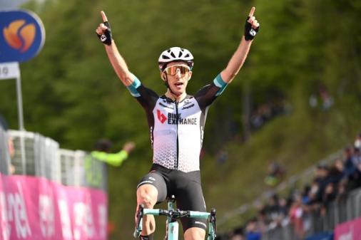 Simon Yates gewinnt in Alpe di Mera und nähert sich Rang zwei des Giro d’Italia (Foto: twitter.com/giroditalia)