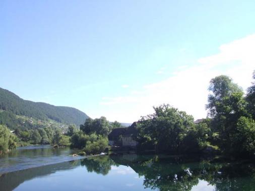 Idyllisch dem Flusslauf der Krka folgend