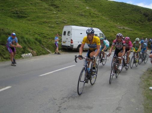 Lance Armstrong und andere Fahrer auf dem Weg zum Col d\'Aubisque