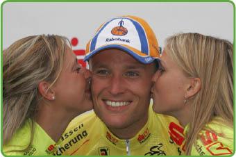 Joost Posthuma freut sich im Gelben Trikot ber die Siegerksschen (Foto: www,sachsen-tour-international.de)