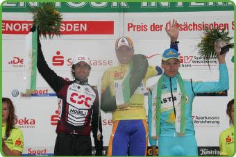 Das Podium der Sachsen-Tour 2007 (von links): Bobby Julich (2,), Joost Posthuma (1.), Michael Schr (3.) (Foto: www. sachsen-tour-international,de)
