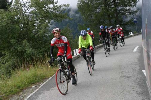 Gruppe Andi nach dem Start Richtung Grimsel