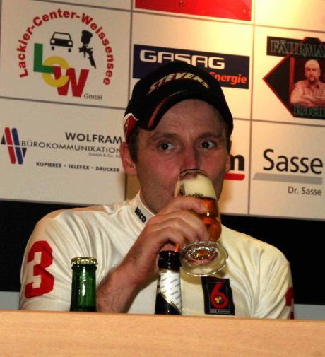 Prost! Guido Fulst trinkt in Berlin auf seinen dritten Sixdayssieg