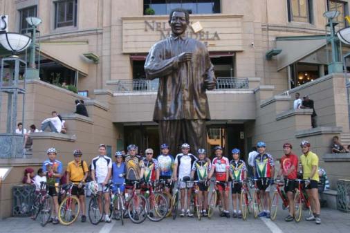 Gruppenfoto beim Nelson Mandela Denkmal