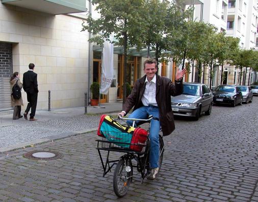 Carsten Podlesch sattelt bald fr immer um vom Rennrad auf sein antikes Lastenfahrrad. Foto Adriano Coco, mehr unter www.imago-sportfoto.de