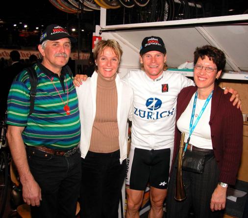 Sandra und Bruno Risi mit Marianne Ray und Ehemann aus Oetwil am See. Die beiden grten Schweizer Fans vom Alpenexpress besuchten ihre Lieblinge Risi/Betschart bei den Sixdays 2004 in Berlin. Foto: Adriano Coco