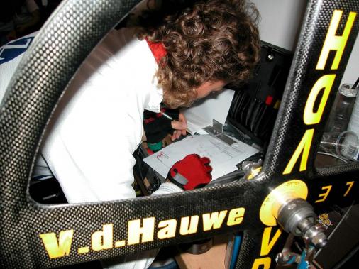 Bruno Risi schreibt Autogramme auf dem Mechanikertisch im Fahrerlager. 91. Berliner Sixdays 2002. Foto: Adriano Coco, mehr Fotos unter www.imago-sportfoto.de