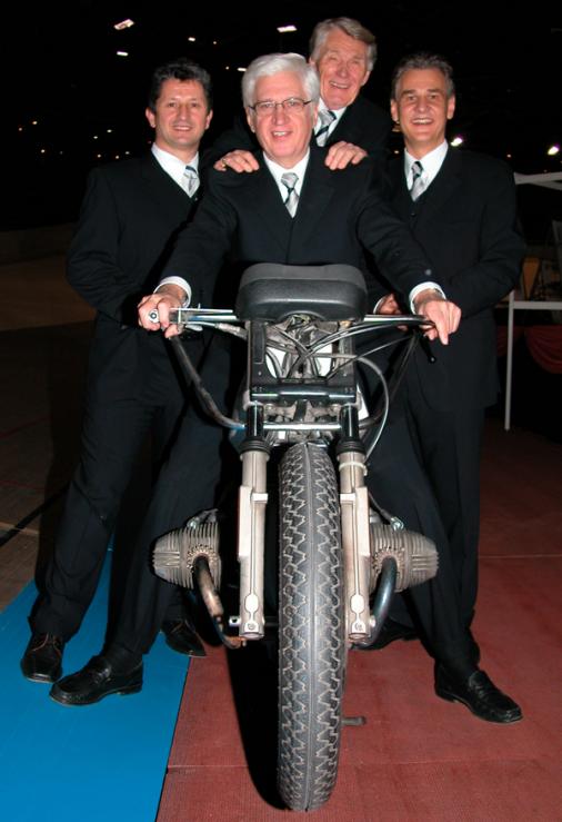 Veranstalter  Heinz Seesing am Lenker und die damaligen sportlichen Leiter Dieter Stein (l), Reiner Schnorfeil und Otto Ziege, der im vergangenen Jahr Sportdirektor wurde. Foto: Adriano Coco