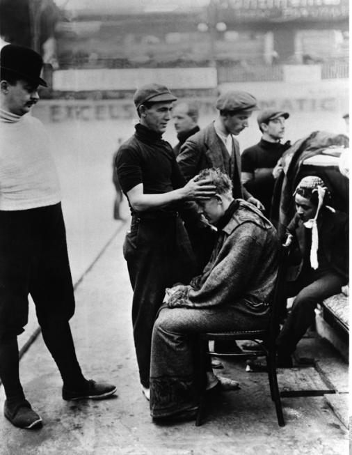 Eddy Root (USA) erhlt von einem Betreuer eine Kopfmassage zur Erfrischung. 2. Berliner Sixdays ber Silvester/Neujahr 1909/10 Foto: gesponsort von www.ullsteinbild.de  