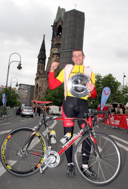 Vor historischer Sixdayskulisse: Alex Rasmussen (23, DEN), Sieger der 54. Tour de Berlin 2006 vor der Kaiser-Wilhelm-Gedchtniskirche. Foto: Adriano Coco