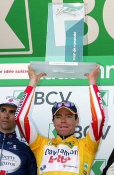 Der strahlende Sieger - Cadel Evans - im Hintergrund Contador