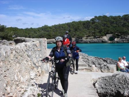 Die Radwanderer in der Bucht Cala Mondrago