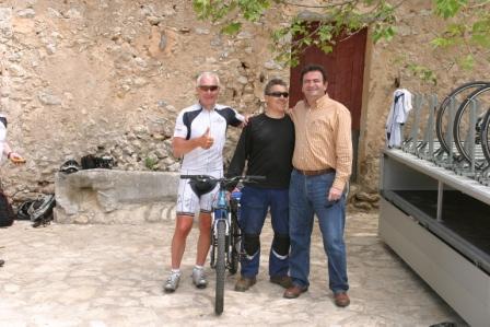 Stationsleiter Achim mit Pedro und Miguel auf dem Orient