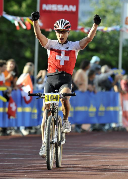 Nino Schurter jubelt (Foto: swisspower-team)