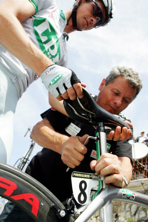 Paolo Savoldelli, Mechaniker, 9. Etappe, 91. Giro d\' Italia, Foto: Sabine Jacob