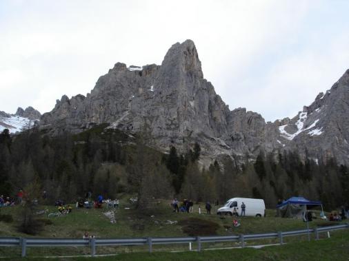 Schroffe Berge umgeben den Passo di Falzarego