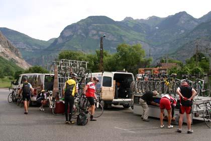 Startvorbereitungen in St. Jean de Maurienne: Verladen der Koffer und Ruckscke in die Begleitfahrzeuge