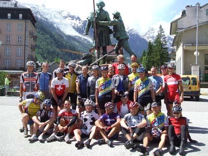 Gruppen- und Erinnerungsfoto beim Bergsteigerdenkmal in Chamonix