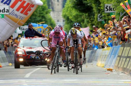 Bergfahrer Juergen Van Den Broek und Domenico Pozzovivo strzen im Massensprint, 91. Giro 