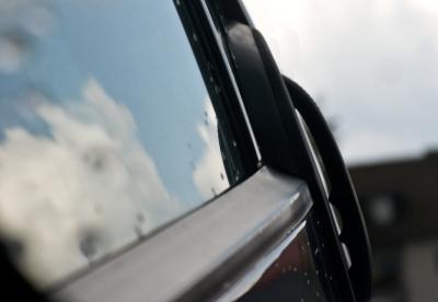  Binningen BL: Pltzlich ffnete sich die Autotre und die Radfahrerin mute abrupt ausweichen und strzte, meldet die Polizei Basel-Land - Bild: Symbolbild 