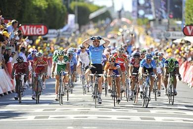 Mark Cavendish bejubelt seinen ersten Tour-Etappensieg (Foto: www.letour.fr)