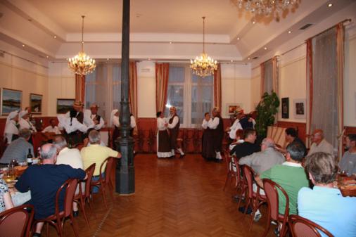 Abendessen bei slowenischen Folkloretnzen