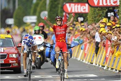 Sylvain Chavanale bejubelt seinen Etappensieg vor dem geschlagenen Jrmy Roy (Foto: www.letour.fr)
