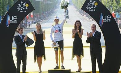 Andy Schleck (Team CSC) gewinnt als Gesamtzwlfter die Nachwuchswertung der Tour de France 2008 (Foto: www.letour.fr)