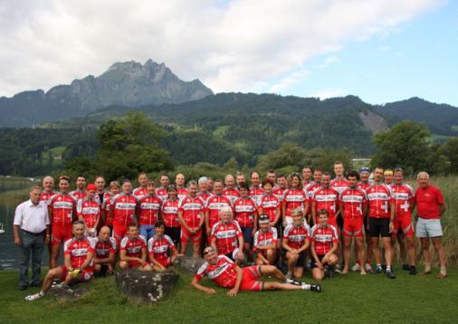 Gruppenfotos der SwissAlpenRidler/innen vor dem Start