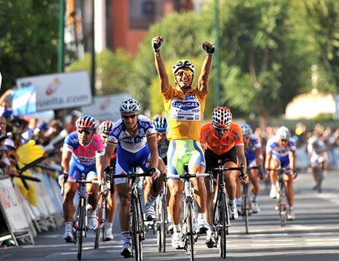 Daniele Bennati sprintet in Gold zum Sieg auf der 4. Etappe der Vuelta 2008 (Foto: Veranstalter)