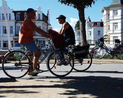  Fahrradfahrer touchiert (Symbolbild) 