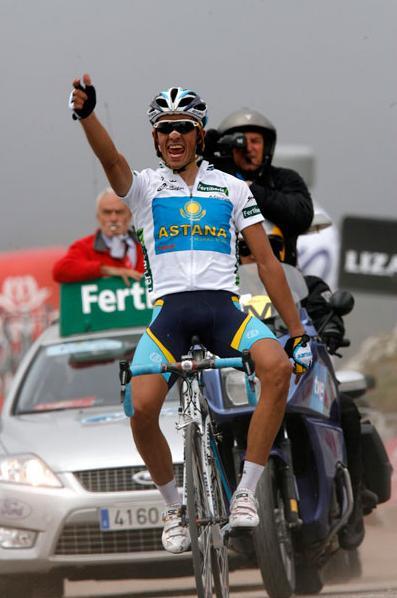 Alberto Contador feiert seinen Triumph am Angliru auf der 13. Etappe der Vuelta 2008 (Foto: www.lavuelta.com)