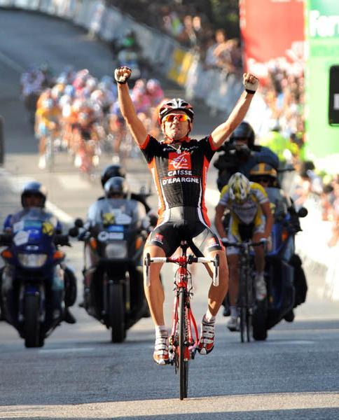 David Arroyo bejubelt seinen Sieg über den chancenlosen Vasil Kiryienka auf der 19. Etappe der Vuelta 2009 (Foto: www.lavuelta.com)