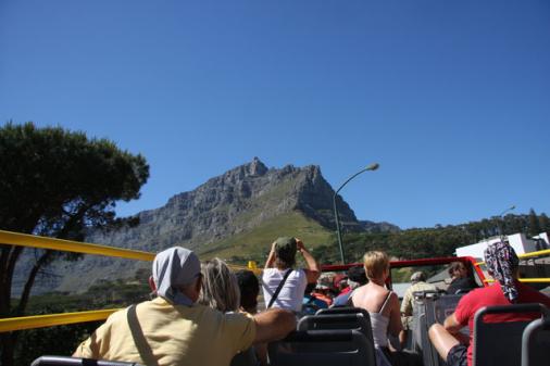 auf dem Open Bus im Hintergrund der Tafelberg