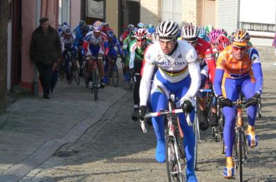 Tom Boonen jagt die erste Spitzengruppe in Geraardsbergen